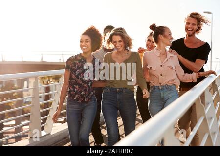 Gruppe von jungen Freunden im Freien entlang Gangway zusammen Stockfoto