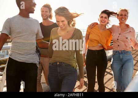Gruppe von jungen Freunden im Freien entlang Gangway zusammen Stockfoto