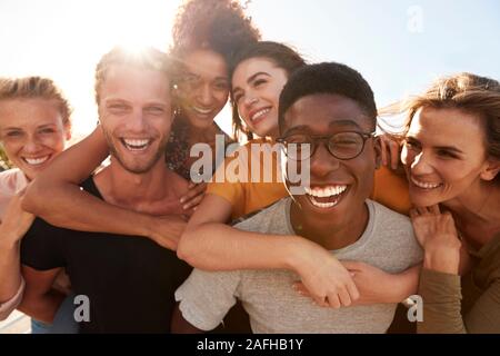 Portrait von Lächelnden jungen Freunde zu Fuß im Freien zusammen Stockfoto