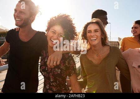 Gruppe von jungen Freunden im Freien entlang Gangway zusammen Stockfoto