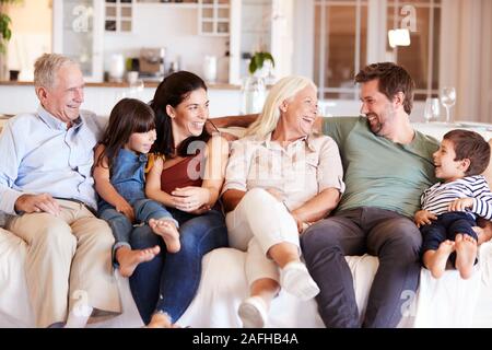 Gerne drei Generation weiß Familie sitzt auf einem Sofa zu Hause sich einander, Vorderansicht Stockfoto