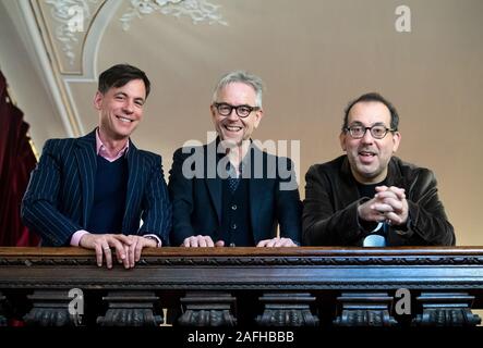 Berlin, Deutschland. 16 Dez, 2019. Dirigent Adam Benzwi (L-R), Oliver Reese, künstlerischer Leiter des Berliner Ensembles, Barrie Kosky, Regisseur und Intendant der Komischen Oper Berlin, wird auf einer Pressekonferenz im Berliner Ensemble vorhanden sein. Kosky inszeniert eine neue Produktion der Dreigroschenoper von Bertolt Brecht und Kurt Weill am Berliner Ensemble. Die Premiere gefeiert wird Anfang 2021 sein. Quelle: Bernd von Jutrczenka/dpa/Alamy leben Nachrichten Stockfoto