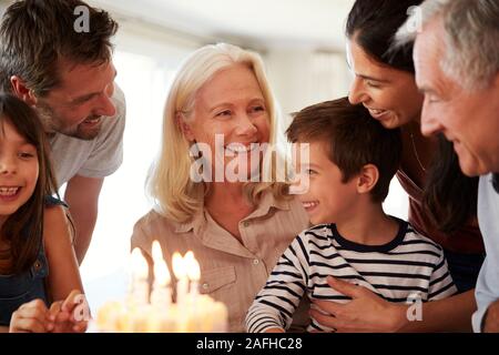 Vier Jahre alten weißen Jungen und seiner Familie feiern mit Kuchen und Kerzen, in der Nähe Stockfoto