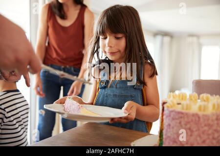 Sechs Jahre altes Mädchen Geburtstag Kuchen bei einer Familienfeier serviert wird, in der Nähe Stockfoto