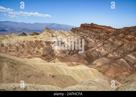 Zabriskie Point, durch ein Labyrinth von Wild erodiert und Farbenkräftigen badlands im Death Valley, USA umgeben Stockfoto