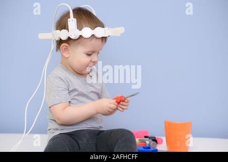 Kind magnetotherapeutic Verfahren im Krankenhaus zu nehmen Stockfoto