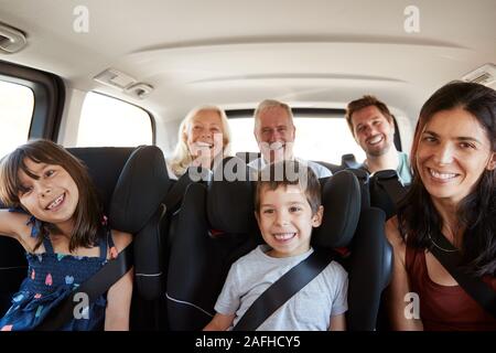 Drei Generation weiß Familie in zwei Reihen von Sitzen in einem Auto sitzen, Lächeln für die Kamera Stockfoto