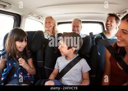 Drei Generation weiß Familie in zwei Reihen von Sitzen in einem Auto sitzen, an jedem anderen Suchen Stockfoto