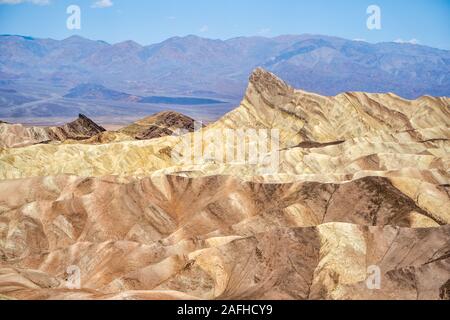 Zabriskie Point, diese kurze Wanderung zu einem spektakulären Blick ist einer der bekanntesten Parks im Death Valley, USA Stockfoto