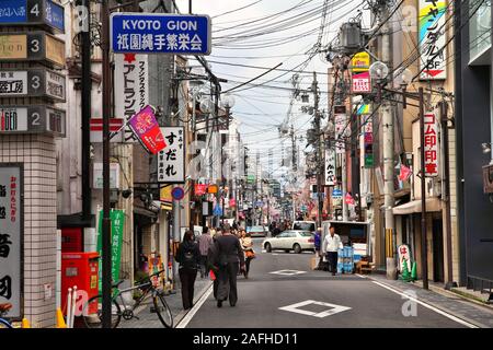 KYOTO, Japan - 14 April, 2012: die Menschen besuchen Gion in Kyoto, Japan. 13,413,600 ausländischen Touristen besucht Japan im Jahr 2014. Stockfoto