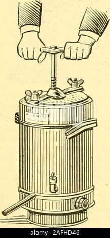. Nachlese in Biene Kultur. Abb. 10 GOOLD, SHAP-S (. ivEY & muirs Wachs - drücken Sie.* bisher vergleichsweise wenig Gebrauch von theprinciple des Dampf- und Schraube Wachs - presscombined. Auch Herr Ferris nicht beschäftigen. Drücken Sie war eine der ersten auf thiscontinent beworben, und ist in der Abbildung dargestellt. 10. Thismachine wurde während des Winters von 1899 oder 1900. Sie wissen, dass Herr Holtermannhad etwas mit dem Design von thismachine zu tun, 1 schrieb ihm, fragt, wo er gotthe Idee in der Antwort, die er sagte, dachte er, ob er aus einem Deutschen Katalog. Toknow wollen mehr über das Prinzip und wie ex-tensively Stockfoto