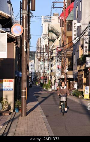 KYOTO, Japan - 14 April, 2012: Person reitet ein Fahrrad in Kyoto, Japan. 15 Prozent Reisen in Japan zu arbeiten, sind auf dem Fahrrad gemacht. Es gibt 72,5 Millionen b Stockfoto