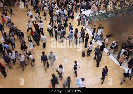 NAGOYA, Japan - 28. APRIL 2012: Reisende schnell am Bahnhof Nagoya in Japan. Es besteht seit 1886 und ist einer der größten Bahnhöfe der Welt durch f Stockfoto