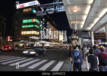 KYOTO, Japan - 16. APRIL 2012: Besucher shop Shijo Street in Kyoto. Mit berühmten marui und Takashimaya Kaufhaus Shijo ist das beste Shopping Stockfoto