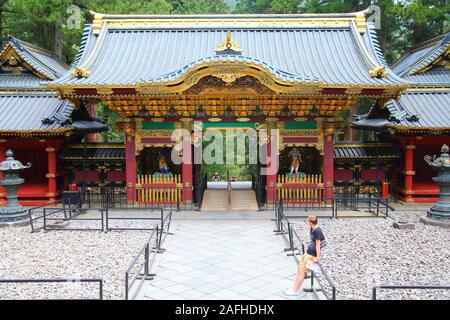 NIKKO, JAPAN - Mai 6, 2012: die Menschen besuchen Taiyuin Mausoleum von Rinnoji Tempel in Nikko, Japan. Es ist Teil einer Nikko UNESCO Weltkulturerbe, einer der Stockfoto
