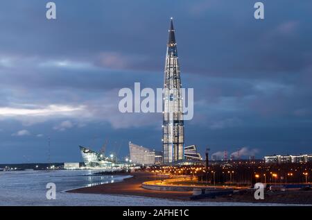 Sankt Petersburg, Russia-December 9, 2019: Nacht Blick auf den Golf von Finnland, 300 Jahre St. Petersburg Jubiläum Park und Lakhta Zentrum mit Beleuchtung Stockfoto