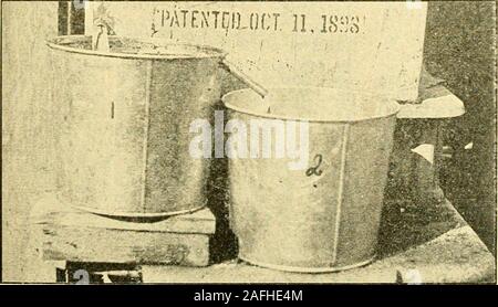 . Nachlese in Biene Kultur. Abb. 6.-WACHS SCHMELZEN UND SCHAUFEL IN DER FORM. Abb. 8.-G. C. FERRIS WACHS-Eimer. Das Wachs Kuchen, nachdem aus der Ex-Traktor, sind in allen Größen und allen Formen, duelargely, natürlich, um die Fülle der in Rendering waterused. Die w?x in diesem stagesomewhat erinnert an dunkle Ahornzucker, Havinga grob körnig aussehen. Wir jetzt scrapeall Sediment von der Unterseite der Kuchen, und der Zinn Eimer reinigen, indem Sie sie im Ofen der Herd lange genug an, um thempiping heißen, wann, mit einem sauberen Stück bur-lap, Sie cleaneasily abgewischt werden. Dies ist wichtig, da das Wachs wird Stockfoto