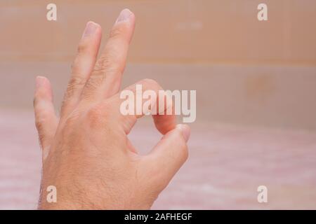 Konzeptionelle okay Hand sign on soft orange Hintergrund. Vereinbarung, ja, positive, okay Art Konzepte. Stockfoto