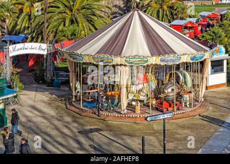 Weihnachtsmarkt und Karussell Karussell in Saint Malo, Saint Malo, Bretagne, Frankreich im Dezember Stockfoto