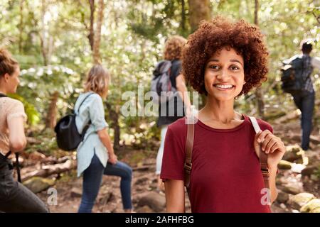 Lächelnd tausendjährigen afrikanischen amerikanischen Frau wandern im Wald mit Freunden, Taille, herauf, Nahaufnahme Stockfoto