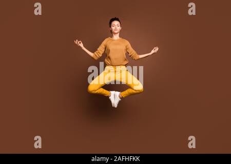 Volle Länge Körper Größe Foto von Jumping konzentriert Freundin in weg von dieser Welt, in der Träume Meditation chakra Clearing ihrer isolierten verloren zerrissen Stockfoto