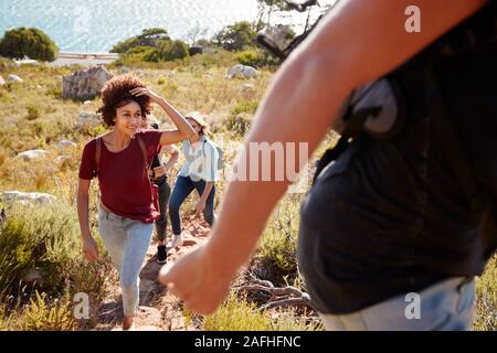 Tausendjährigen afrikanischen amerikanischen Frau wandern an der Küste mit Freunden, selektiven Fokus Stockfoto