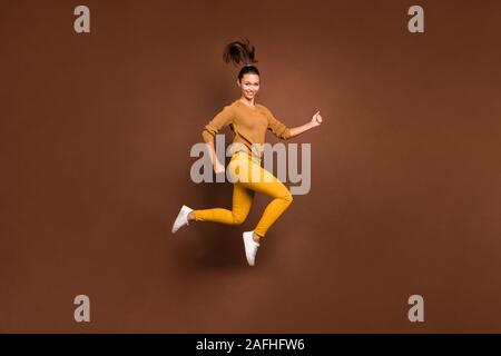 Volle Länge Körper Größe Foto fröhliche nette Schöne charmante Süße hübsche Freundin youngster Springen bis in Richtung Shopping Mall für den Vertrieb Stockfoto