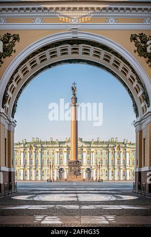 Alexander-Säule vor der Eremitage in St. Petersburg, Russland Stockfoto