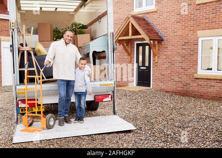 Portrait von Vater und Sohn Entladen Möbel aus Ausbau Lkw in neue Home Stockfoto