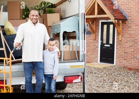 Portrait von Vater und Sohn Entladen Möbel aus Ausbau Lkw in neue Home Stockfoto