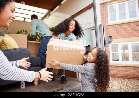 Familie Entladen Möbel aus Ausbau Lkw in neue Home Stockfoto