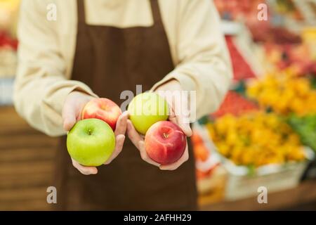 Nahaufnahme des unkenntlich Mann hält frische Äpfel beim Verkauf von Obst und Gemüse bei Farmers Market, Kopie Raum Stockfoto