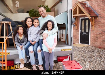 Porträt der Familie Entladen Möbel aus Ausbau Lkw in neue Home Stockfoto