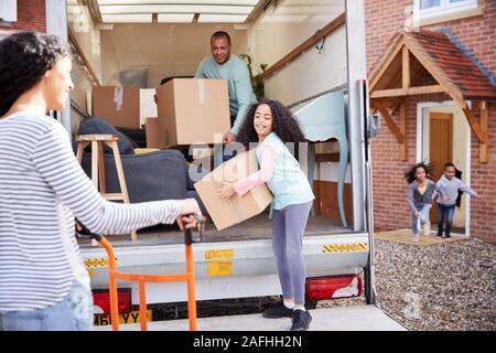 Familie Entladen Möbel aus Ausbau Lkw in neue Home Stockfoto