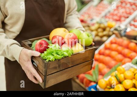 Nahaufnahme des unkenntlich Mann Holding Box von Äpfeln beim Verkauf von Obst und Gemüse bei Farmers Market, Kopie Raum Stockfoto