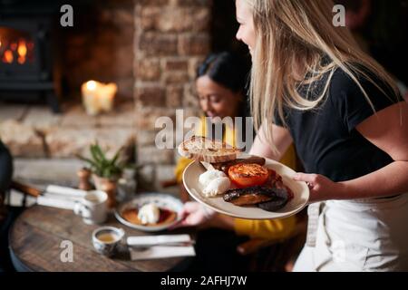Modernes Schlafzimmer, mit Blick über das Bett zur Tür Stockfoto
