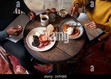 Wohnzimmer und Küche in der neu renovierten Haus Stockfoto