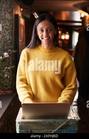 Portrait der Dame am Empfang Arbeiten am Laptop im Hotel Check-in Stockfoto