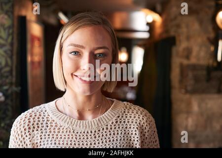 Portrait der Dame am Empfang arbeiten im Hotel Check-in Stockfoto