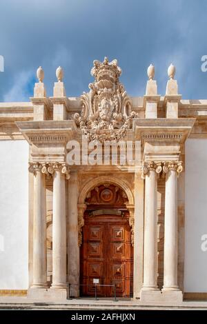 Die großen hölzernen Türen am Haupteingang des Joanina Bibliothek, Universität von Coimbra, Coimbra, Portugal Stockfoto