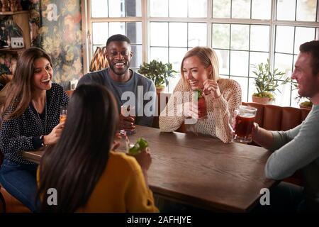 Gruppe von Freunden treffen zum Mittagessen Getränke in traditioneller englischer Pub. Stockfoto