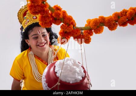 Porträt der jungen Krishna an dahi Handi suchen Stockfoto