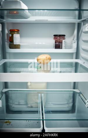 Blick nach Innen Kühlschrank leer Außer Kartoffel im Regal Stockfoto