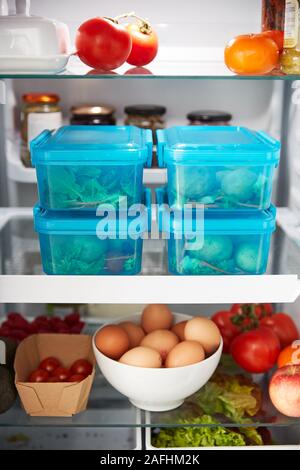 Blick in Kühlschrank für gesunde Ernährung und Lunchpakete in Kunststoffbehältern Stockfoto