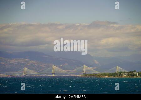 Der Hafenstadt Patras, Peloponnes, Griechenland. Die rion-antirion Brücke, Gefira Charilaos Trikoupis, im Hintergrund Stockfoto