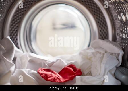 Betrachten aus Waschmaschine mit Rot gemischt mit weisse Wäsche Socken Stockfoto