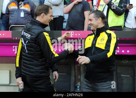 München München, Deutschland. 08 Apr, 2017. firo Fuvuball, Fußball, 04/08/2017 1. Bundesliga, 1. BL Saison bis einschließlich WS 2016/2017 Mvºnchen FCB FC Bayern München - BVB Borussia Dortmund 4:1 BVB-Trainer Trainer Thomas Tuchel, BVB-manager Sportdirektor Michael Zorc, lacht lacht, Geste, Gestik | Verwendung der weltweiten Kredit: dpa/Alamy leben Nachrichten Stockfoto