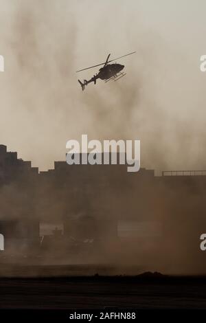 Militärischen Kampf und Krieg mit dem Hubschrauber in das Chaos und Zerstörung zu fliegen. Militärisches Konzept von Macht, Kraft, Stärke, Air Raid. Hochformat Stockfoto