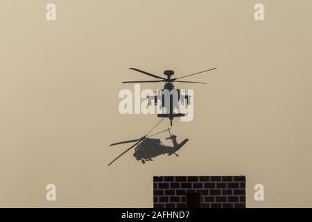 Zwei militärische Chopper im Kampf und Krieg in den Rauch und Chaos und Zerstörung zu fliegen. Militärisches Konzept von Macht, Kraft, Stärke, Air Raid. Portrai Stockfoto