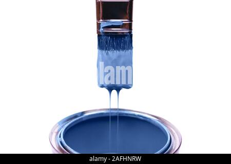 Nahaufnahme der Farbbehälter und Pinsel auf weißem Hintergrund mit Freistellungspfaden. Classic blau Farbe des Jahres 2020. Stockfoto